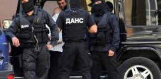 Пред очите на репортер на 4ВЛАСТ: Арестуваха Николай Занев с пет пакета наркотици, дупничани: Той е племенник на ексдиректора на дупнишкия театър Асен Диков , потроши заведението на Мите Френскио