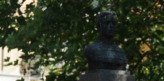Стотици дупничани се поклониха пред делото на Левски, духовият оркестър, възпитаниците от НЧ „Ген. Георги Тодоров“, вокална група на Лилия Дотина трогнаха с изпълненията си