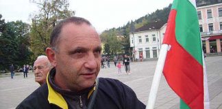 36-има души, начело с директора Св. Антова, излязоха с подписка в подкрепа на педагога Иван Костов от Второ ОУ в Кюстендил