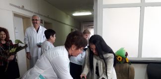 Момченце и момиченце ореваха Бабинден в Самоков, на коктейл лекарите, начело с управителя д-р Ковачка, отбелязаха празника