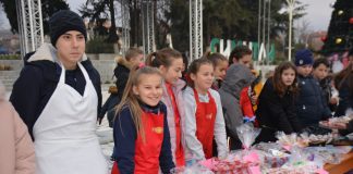 Доброто е живо: Ученици от Симитли с благотворителен коледен базар в подкрепа на Лия