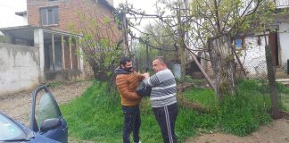Стефан Делилов от Благоевград с приятели тръгна от къща на къща да помага на изпаднали в беда