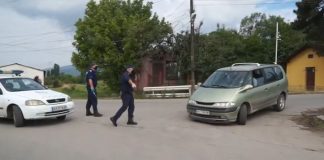 Извънредно! Роми нападнаха със секири, ножове и метални пръти полицаи в махалата в Кюстендил! Трима униформени са ранени