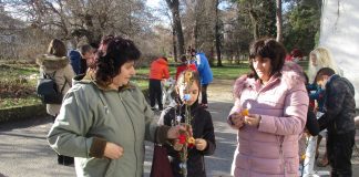 Традиционна работилница за сурвачки на открито заработи в Долна баня