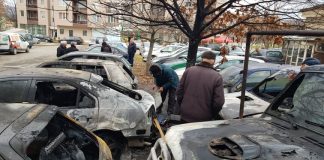 Среднощен огнен ад в Благоевград! Изгоряха 9 автомобила в „Еленово“