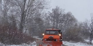Продължава почистването и опесъчаването на част от общинската пътна мрежа в община Сандански
