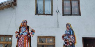 Уникално! Баничанските носии красят фасадата на къщата на Р. Джибова в Баничан, изобразени са и чорапите, възхитили английската кралица (СНИМКИ)