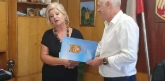 Любимката на дупнишките общинари Антонина Кирова еротизира парламентарната зала с любовни слова, дупничани: Ще я правим политик!