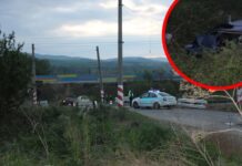 Ужас на релсите! Влак блъсна кола на жп прелеза в Мурсалево, има пострадал