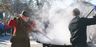 Кулинарното шоу на Ути Бъчваров събра стотици на Празника на младото вино в Сандански