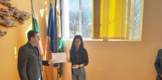 Кристина Стоичкова от Ихтиман с отличие за есе на тема „Доброволчеството, акт на солидарност в борбата с бедствията и пожарите“