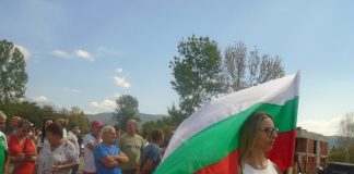 Гневни жители на Кочериново начело с кмета Станислав Горов блокираха пътя за Рилския манастир, викнаха: Искаме вода! Гневни жители на Кочериново начело с кмета Станислав Горов блокираха пътя за Рилския манастир, викнаха: Исаме вода!
