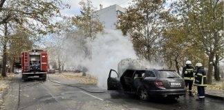 Мерцедес избухна в пламъци в благоевградския квартал Еленово Мерцедес избухна в пламъци в благоевградския