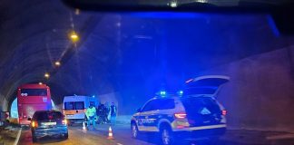 Лек автомобил се заби в бетонна стена в тунела край Дупница! Лек автомобил се заби в бетонна стена в тунела край Дупница!