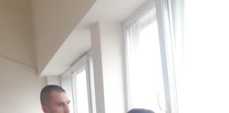БСП съветникът от Самоков М. Михайлов тръска цигара в цвете в общината в разгара на дебатите в ОбС: Полезно е за растението! БСП съветникът от Самоков М. Михайлов тръска цигара в цвете в общината в разгара на дебатите в ОбС: Полезно е за растението!