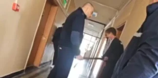 Полицейско насилие в Сандански! БИЯТ И РЪГАТ задържани с ПАЛКА: „Ще ти разпукам муцунката“ (ВИДЕО) Полицейско насилие в Сандански! БИЯТ И РЪГАТ задържани с ПАЛКА: „Ще ти разпукам муцунката“ (ВИДЕО)