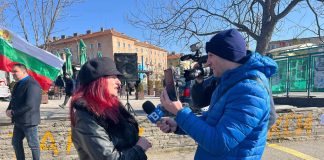 Бунт! Над 300 души начело с кмета Елза Величкова и депутата на ДПС Н. Златарски възстанаха срещу „империята Карипови“, кметът: „Убиват“ хляба 300 семейства! Блокират работата на три предприятия, не плащат данъци, страшно е! Кметът на Бобов дол Елза Величкова и журналистът Валентин Иванов от телевиция Запад ТВ на живо от протеста.