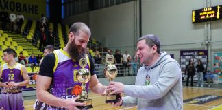 След баскетболно зрелище в Перник кметът Ст. Владимиров връчи купите на победителите в Мача на звездите След баскетболно зрелище в Перник кметът Ст. Владимиров връчи купите на победителите в Мача на звездите