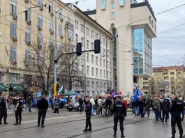 Работещите в психиатриите протестираха пред МЗ, министърът ще ги приеме в четвъртък Работещите в психиатриите протестираха пред МЗ