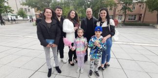 Семейството на мед. сестрата от МБАЛ Самоков Хр. Василева изпрати абитуриент, Михаела взе плакет „отличник“ Семейството на мед. сестрата от МБАЛ Самоков Хр. Василева изпрати абитуриент, Михаела с плакет за отличие