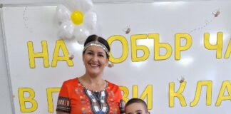 Учители посрещнаха децата с народни носии в Дупница, първокластникът Антон разплака гостите с трогателен жест!