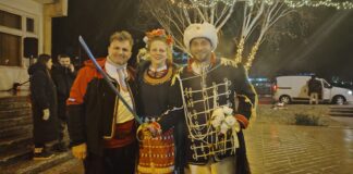 Над 50 кукери от Дрен и Бобошево вдигаха наздравици с пресни, танци и шеги, кметът Стефан Тачев подреди богато угощение в ресторант на р. Струма в Бобошево за „Сурва 2026“