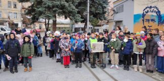 Над 120 ученика от ОУ“ Св. св Кирил и Методий“ поднесоха цветя и дадоха караул на паметника на Апостола в Дупница!