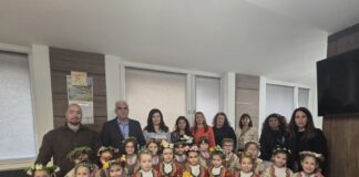 Малки лазарки от ДГ „Зора“ Дупница и ДГ “ Радост“село Яхиново рецитираха, пяха и играха в кметския кабинет!
