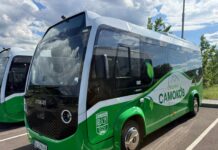 Билети от 4 до 5,50 евро без ДДС до София ще купуват самоковци, Емилия Владичка и Пламен Николов вземат превоза в Самоковско Община Самоков обяви поръчка за обществен превоз за следващите 2 години. Тя е със заложена прогнозна стойност до 1 858 225 евро без ДДС на предвидената субсидия за превозвачите. Касае се за линиите към селата в общината, курортите Боровец и Мальовица, градските линии и към Костенец и София. Оферти до 5 октомври. Най- много пари- 486 975 евро без ДДС, са заложени за осигуряването на транспорта към Боровец, Клисура, Говедарци и двете градски линии. А най- малко- 100 000 евро без ДДС, е предвидено за сезонната градска автобусна линия, която върви по време на учебната година.