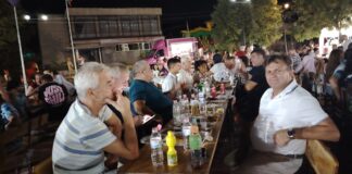 Кр. Данаилов черпи с вино „Усойка“ гости и общинския кмет Тачев на събор в селото, кметицата Николова показа холивудска визия Кр. Данаилов черпи с вино „Усойка“ гости и общинския кмет Тачев на събор в селото, кметицата Николова блесна с холивудска визия