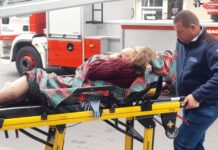 Пожарникари евакуираха 80-годишна жена от дома ѝ в центъра на Самоков! Заради отпадъци в къщата огнеборците влязоха през прозорец на втори етаж!