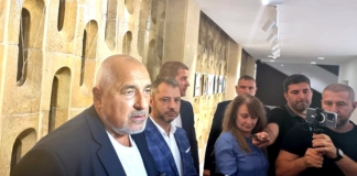 Павета, плочки и двойният аршин: защо за Фандъкова имаше камери, а днес за „Мадрид“ – тишина? „На булевард „Мадрид“ три пъти му пререждат паветата и няма нито един репортаж, нито една критика, а на Йорданка Фандъкова като сложи една плочка и отиваха и се нареждат там!“ Това заяви Бойко Борисов пред симпатизанти и граждани в Стара Загора.