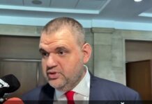 „Не напълниха ли касите за шест месеца?“: Пеевски атакува управляващите за цените и Йотова „Не напълниха ли касите за шест месеца?“: Пеевски атакува управляващите
