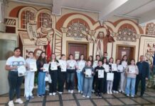 В навечерието на 1 ноември: Ученици в Симитли с награди от конкурса „Моят будител” В навечерието на 1 ноември: Ученици в Симитли с награди
