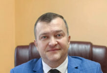След сигнал на 4ВЛАСТ за дете в риск в Бобошево: АСП разпореди проверка, институциите предприели спешни мерки за закрила Лъчезар Симеонов - заместник изпълнителен директор. Симеонов е роден на 01.09.1982 година, през 2012 година, завършва Международни икономически отношения в град Киев (Украйна), магистратура завършва през 2017 година в Университета за национално и световно стопанство (УНСС) със специалност „Публична администрация“. Два пъти е Парламентарен секретар на Министерство на труда и социалната политика (МТСП), в 43 – тото и 50 - тото Народно събрание. В Агенцията за социално подпомагане (АСП), започва работа през 2016 година, като главен експерт в Дирекция "Международно сътрудничество, програми и европейска интеграция", след което е назначен за заместник главен директор на Главна дирекция „Социално подпомагане“ към АСП.