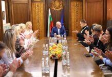 „Фолклорна прегръдка“ събра над 400 участници на една сцена в Банско „Фолклорна прегръдка“ събра над 400 участници на една сцен