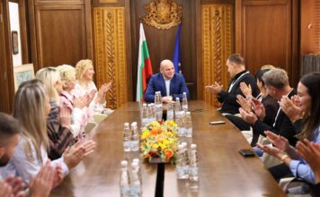 „Фолклорна прегръдка“ събра над 400 участници на една сцена в Банско „Фолклорна прегръдка“ събра над 400 участници на една сцен