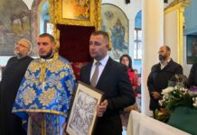Кметът Джоргов подари щампа на иконата Покров Богородичен на двама митрополити, пристигнали на празника в Самоков Кметът Джоргов подари щампа на иконата Покров Богородичен на двама митрополити, пристигнали на празника в Самоков