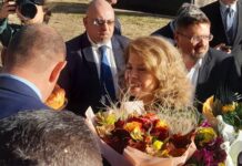 Със снаха и апартамент в Боровец Йотова и Вълчев омайваха избиратели на среща в Самоков Със снаха и апартамент в Боровец Йотова и Вълчев омайваха избиратели на среща в Самоков