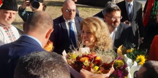 Със снаха и апартамент в Боровец Йотова и Вълчев омайваха избиратели на среща в Самоков Със снаха и апартамент в Боровец Йотова и Вълчев омайваха избиратели на среща в Самоков