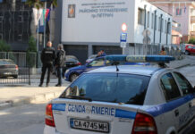 Наркосделка под прицел в Петричко! Жена опита да изхвърли хероин, полицията стигна до къща с дрога и везна, трима в ареста! Наркосделка под прицел в Петричко! Жена опита да изхвърли хероин