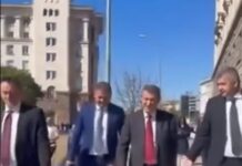 „Исторически момент“ на площад „Батенберг“: политически спектакъл или реална промяна?