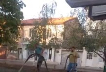 Грижа! Поливане със засявка провежда екип на община Дупница по градинките!