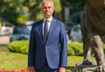 Костадин Костадинов запя на улицата в Бургас! Предизборен ход или опит да привлече внимание? Социалните мрежи избухнаха от подигравки