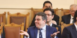 Шофьорът на Асен Василев: Шефът се разбра с Делян Пеевски заради Гюров и за да стане премиер! Шофьорът на Асен Василев: Шефът се разбра с Делян Пеевски заради Гюров