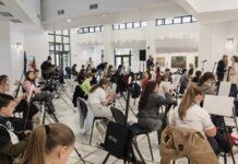 53 ученици от община Гоце Делчев рисуваха лика на своя патрон в детски пленер 53 ученици от община Гоце Делчев рисуваха лика на своя патрон