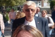 Андрей Гюров мина на парадна обиколка през Дупница под ръка с тълпа партийци, начело с кметското дуо Панайотов- Соколов